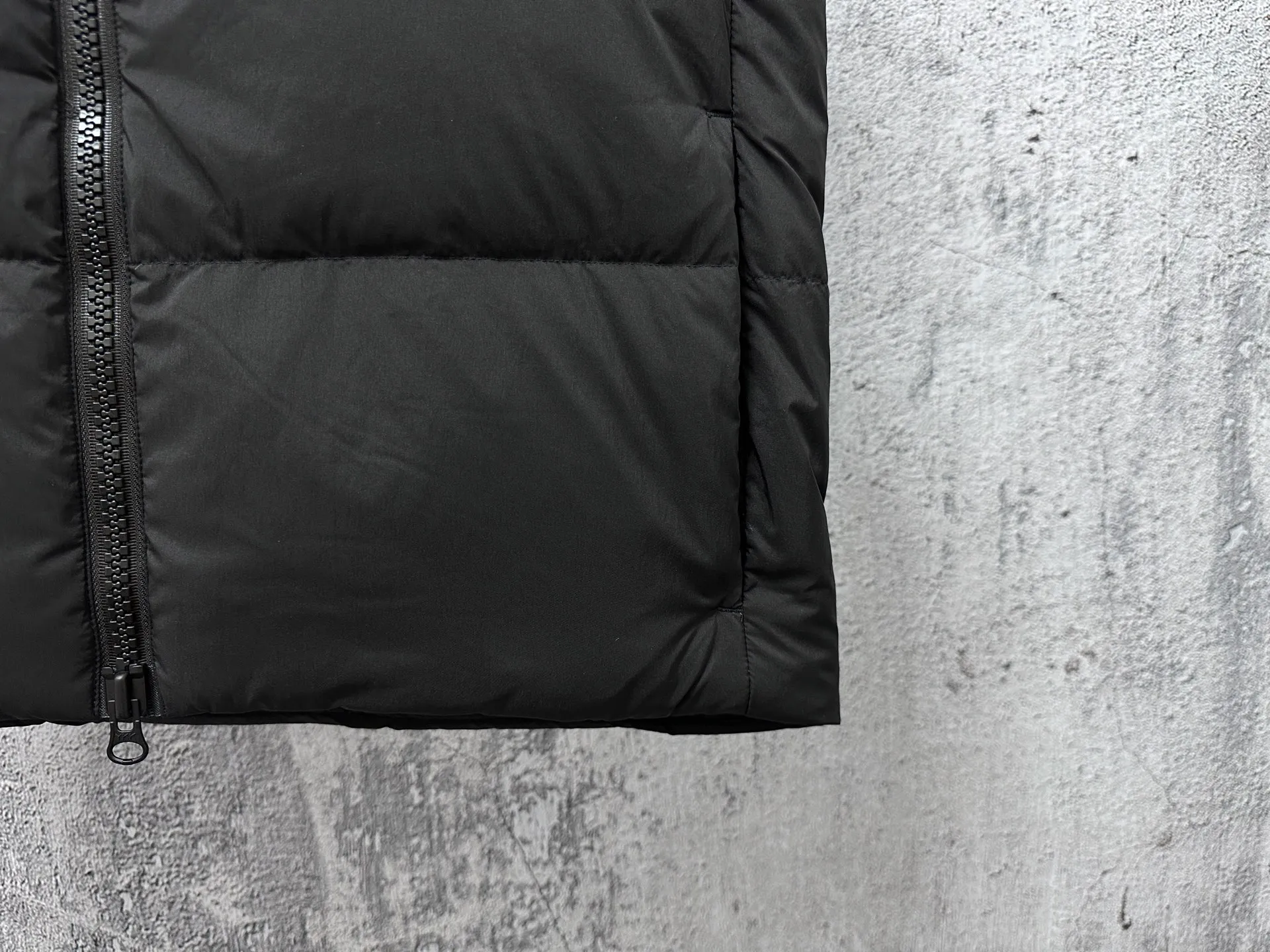 P560 【CANADA GOOSE】Lawrence Men's Down Vest The Lawrence down vest features a durable shell and quilted body, making it a must-have item for all seasons. It's made from sustainable Enduraluxe fabric, which has a durable soft touch. The Lawrence features a thoughtfully designed down-filled collar to block strong winds, a two-way zipper and a longer rear hem. Size: XS-XXL